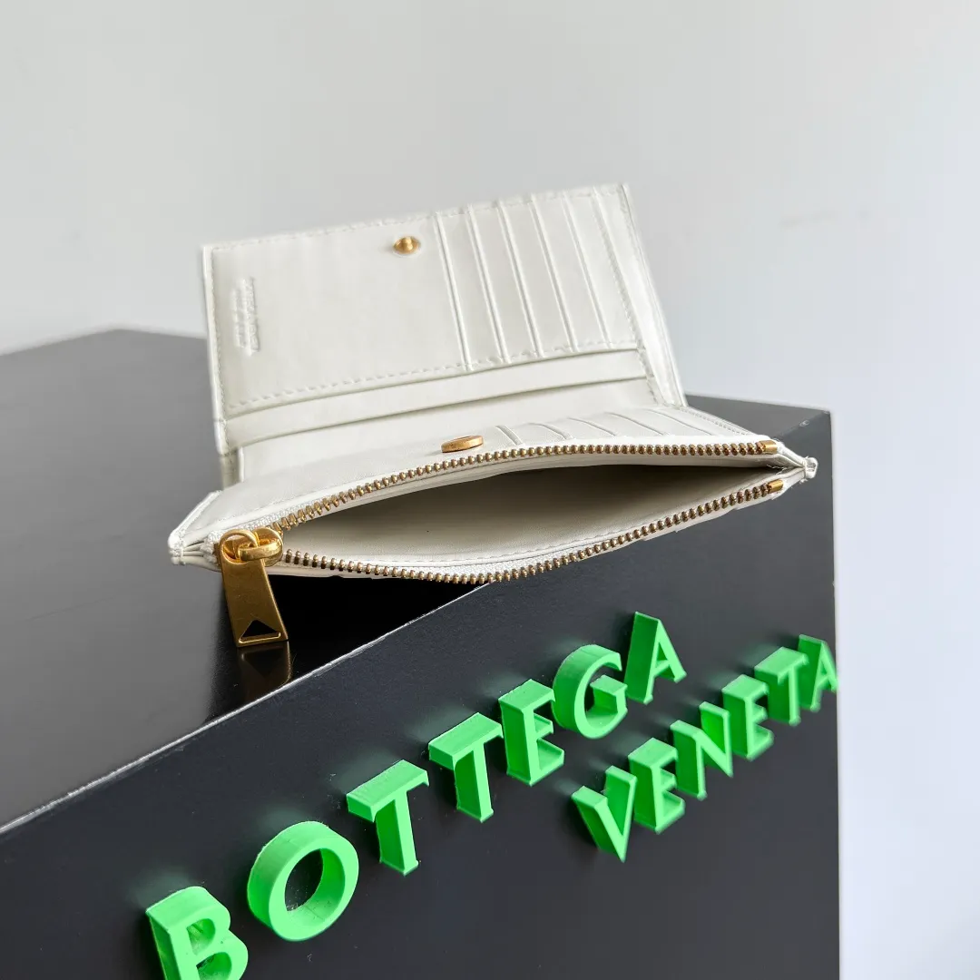Batch 960 of BOTTEGA VENETA’s new woven small wallets are now shipping! ! ! 🥰🥰Made of carefully selected first-layer sheepskin fabric, this small luxury wallet has an elegant appearance and is also full of practicality. It can store change, driver's license and various cards at the same time. It is so small that it can be put in your pocket and carried with you. It is really convenient [Applause][Applause] Style No.: 667468 Size: 14.5*9.3*2cm